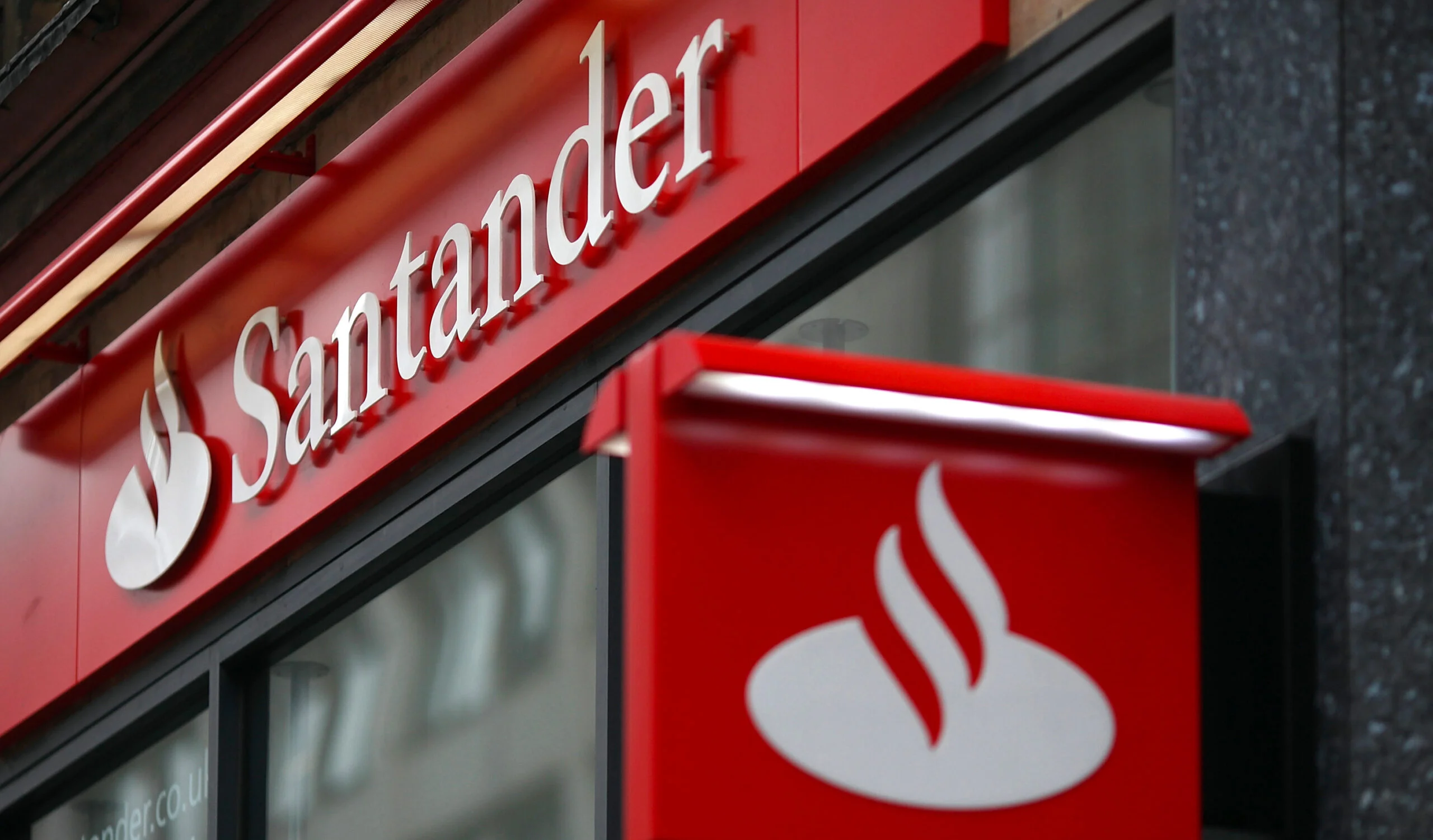 O Santander está oferecendo diversas oportunidades para diferentes áreas de atuação, confira quais são e como concorrer.